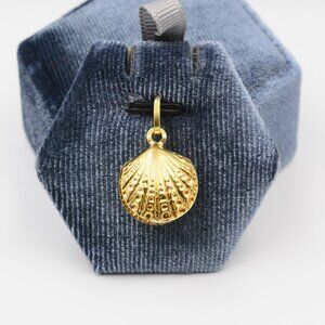 14K Gold Clamshell with Pearl